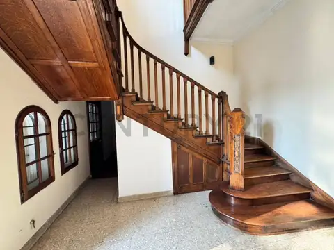 Casa 7 ambientes con 2 baños