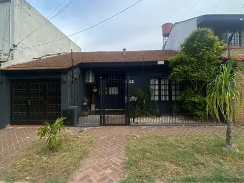 Casa en Venta con Jardin , pileta y quincho en Martinez