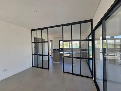 Casa en Venta con 3 cocheras