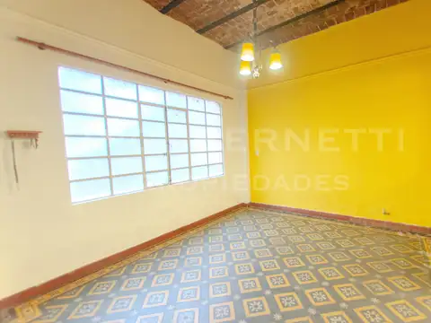 Tipo Casa 3 Ambientes al frente con entrada independiente - Muy buen estado -
