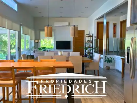 Casa en Venta con 2 cocheras