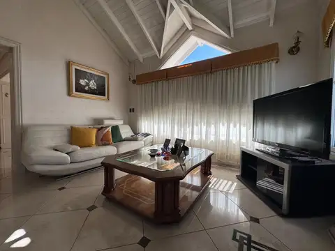 Casa 6 ambientes con 5 baños