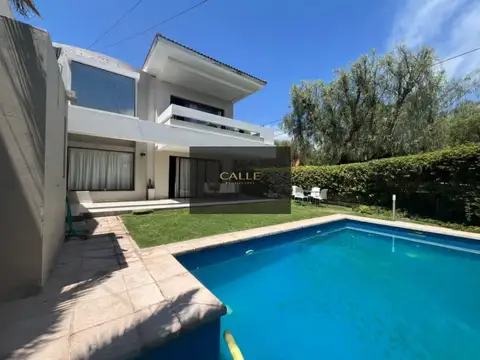 Casa 4 ambientes con 3 baños