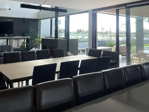 Casa en Venta con 2 cocheras