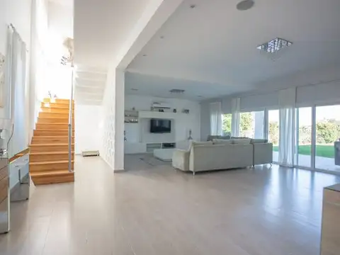 Casa en Venta con 3 cocheras