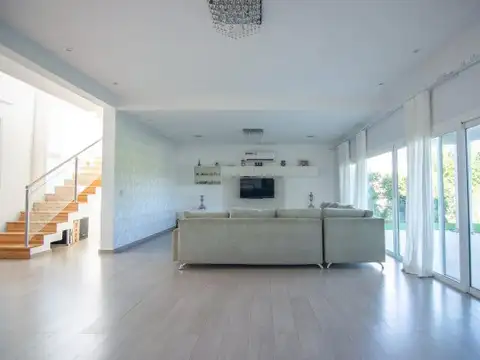 Casa 6 ambientes en venta Haras de Santa Maria El trebol vista al Golf