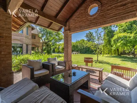 Casa 13 ambientes con 4 baños