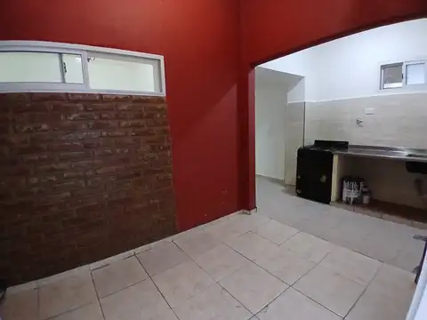 Departamento tipo casa. Dos ambientes y patio sin expensas.