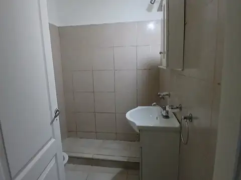 Departamento tipo casa. Dos ambientes y patio sin expensas.