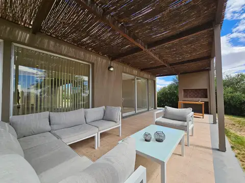 Casa 5 ambientes con 1 baño