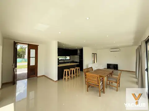 Casa en venta - 4 Dormitorios 4 Baños - 1.750Mts2 - La Plata