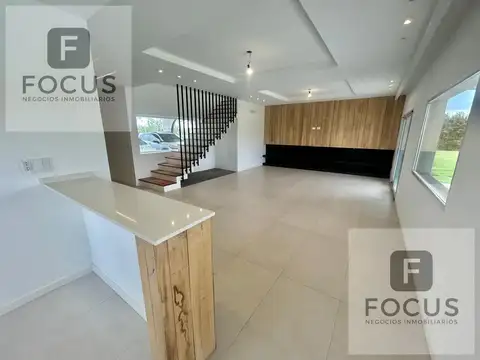 Casa 4 ambientes con 2 baños