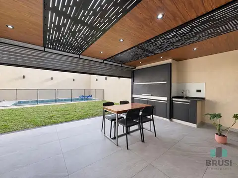 Casa en Venta con 2 cocheras