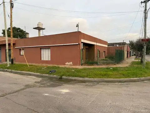 CASA DE 4 AMBIENTES EN VENTA - CASTELAR SUR