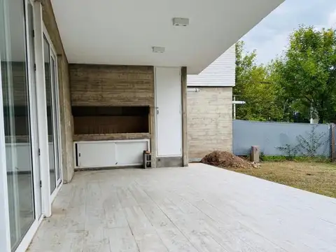 Casa 4 ambientes con 3 baños