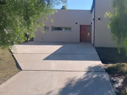 Venta Casa con 187.32m2 en Barrio Santa Emilia, Pilar del Este