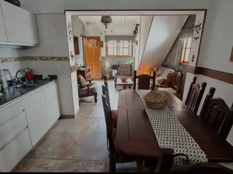 VENTA IMPECABLE CASA 2 PISOS BARRANCA DE QUILMES