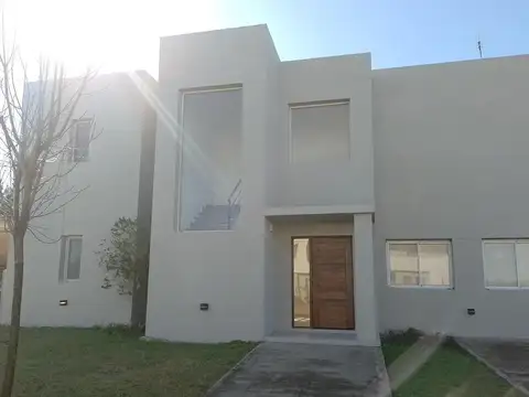 Casa 4 ambientes con 4 baños
