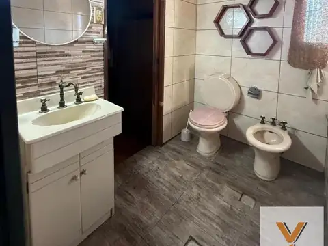 Casa 9 ambientes con 3 baños