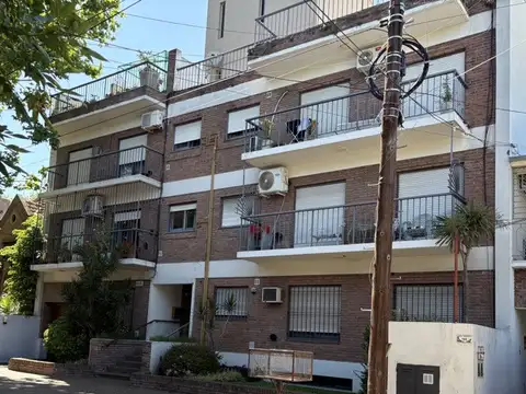 Departamento 3 ambientes en planta baja con patio y cochera – Excelente ubicación