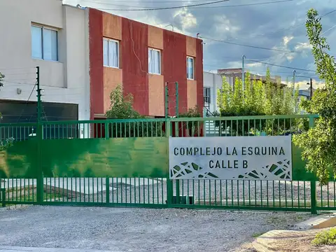 Departamento tres ambientes planta baja con toilette y cochera