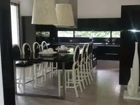 Casa en Venta con 4 cocheras