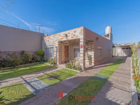 Venta casa 4 ambientes con jardin y quincho en Loma Hermosa