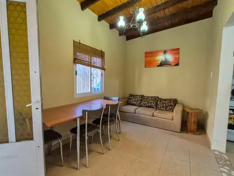 VENTA DEPTO TIPO CASA DE CUATRO AMBIENTES SOBRE AVENIDA