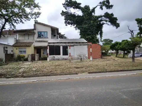 TERRENO CON CASA EN 105 Y Av 8 (OPORTUNIDAD) TERRENO EN PLENO CENTRO ZONA COMERCIAL