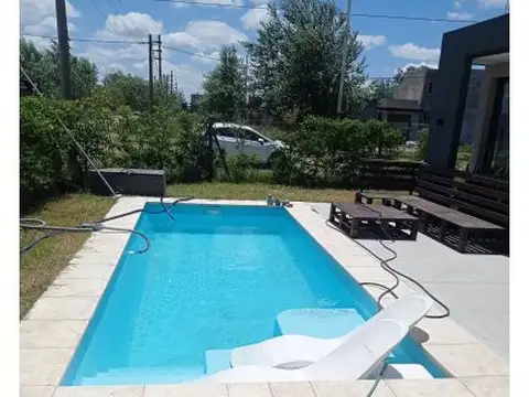 Venta de Dos casas con garage pileta y parrillero Roldán