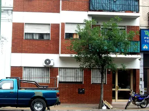 2 AMBIENTES AL FRENTE CON BALCÓN. POR ESCALERA. BAJAS EXPENSAS