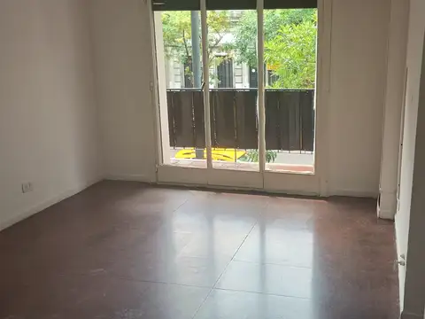 2 AMBIENTES AL FRENTE CON BALCÓN. POR ESCALERA. BAJAS EXPENSAS