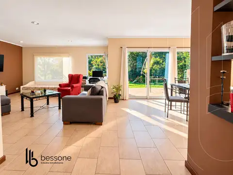 Casa en Venta con 3 cocheras