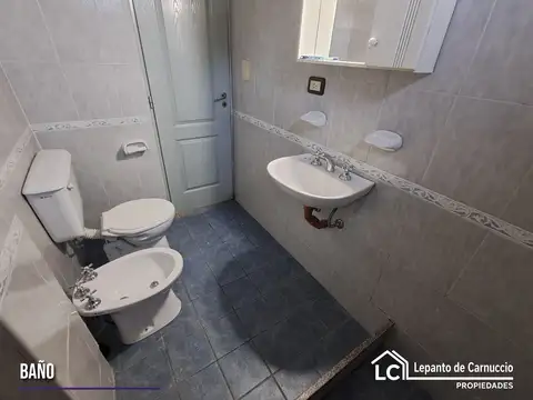 Departamento 2 ambientes EN ALQUILER. Al frente con balcón y bajas expensas – San Justo