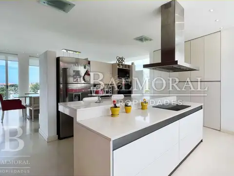 Casa 5 ambientes con 6 baños