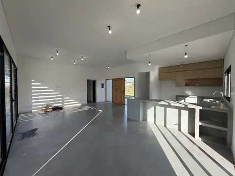 Casa 4 ambientes con 3 baños