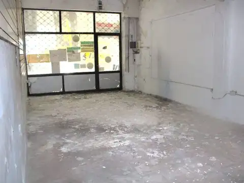 LOCAL CON ENTRA DE GARAGE y 2 PISOS