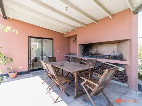 Casa 4 ambientes con 2 baños