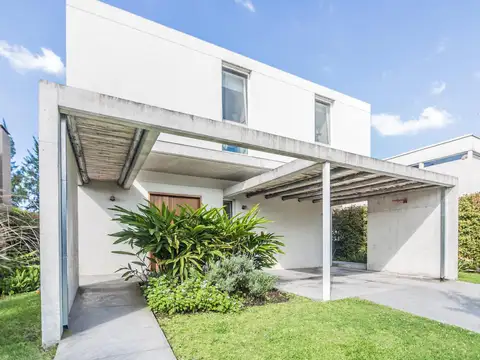 Casa en Venta con 2 cocheras