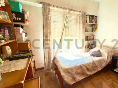 Casa en venta en La Plata de dos dormitorios con cochera y quincho