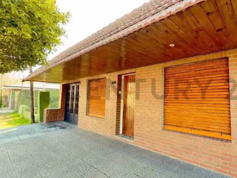 Casa en venta en La Plata de dos dormitorios con cochera y quincho