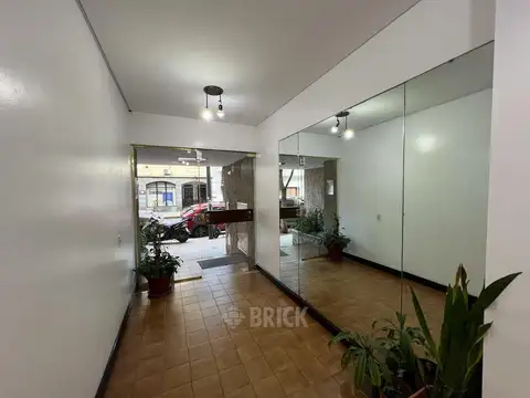 SEMIPISO EN OTAMENDI AL 200 - BALCON LUMINOSO BAÑO COMPLETO