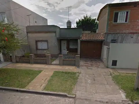 Casa 3 Amb a refaccionar s/ Lote de 303 m² - Villa Luzuriaga