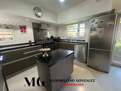 Casa 8 ambientes con 4 baños