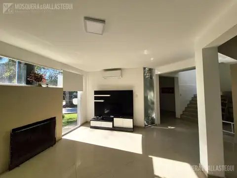 Casa en Alquiler con 4 cocheras