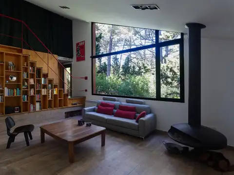 Hermosa casa de diseño en pleno bosque de Mar de las Pampas