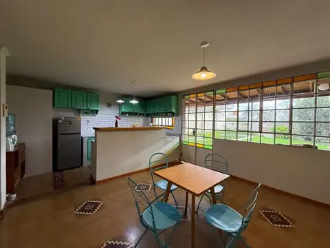 Casa 4 ambientes con 2 baños