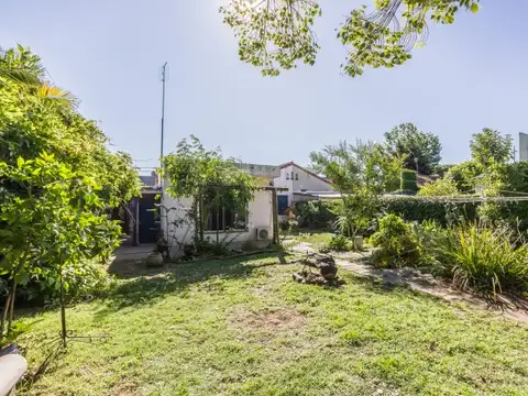 VENTA DE CASA 3 AMBIENTES C/COCHERA CUBIERTA Y GRAN PARQUE EN SAN ISIDRO G.B.A.