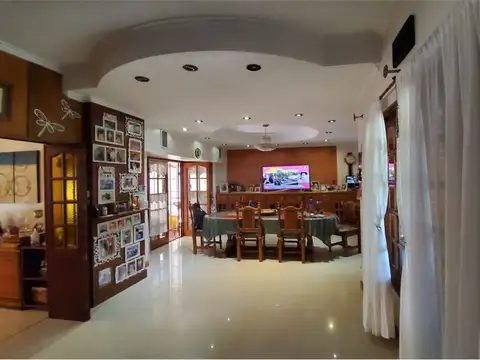 Casa 6 ambientes con 5 baños