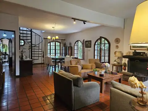 Casa en venta en Bella Vista, 6 ambientes, pileta, jardin, cuarto de guardado.
